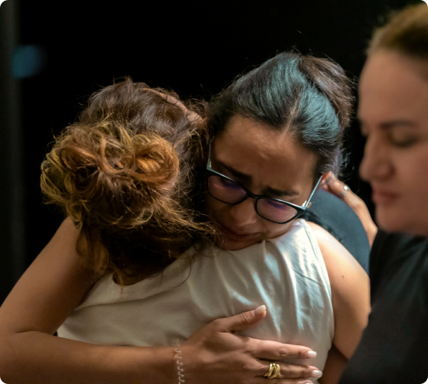 Aïda Nasr prend dans ses bras une femme en pleine transformation